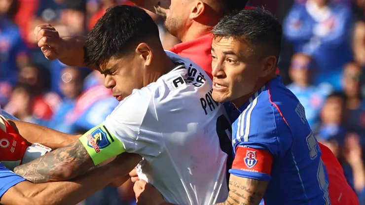 Hinchas de la U aplauden a Aránguiz: supuestamente Pavez quiso chocar al lesionado Ramírez y Charles lo evitó.