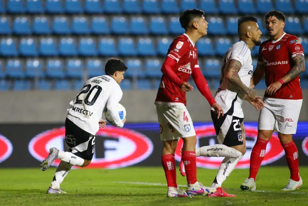 Alexander Oroz celebró así el gol del empate albo ante Iquique. (Alex Diaz/Photosport)