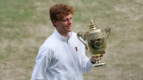 Jannik Sinner con el trofeo de Wimbledon
