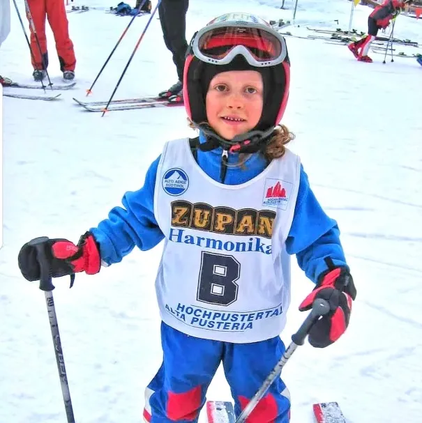 Un pequeño Jannik Sinner que se dedicaba al esquí.