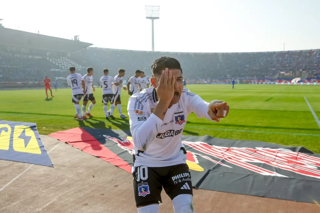 Claudio Aquino tomó voz de mando en el camarín de Colo Colo tras el Superclásico. Foto: Photosport.