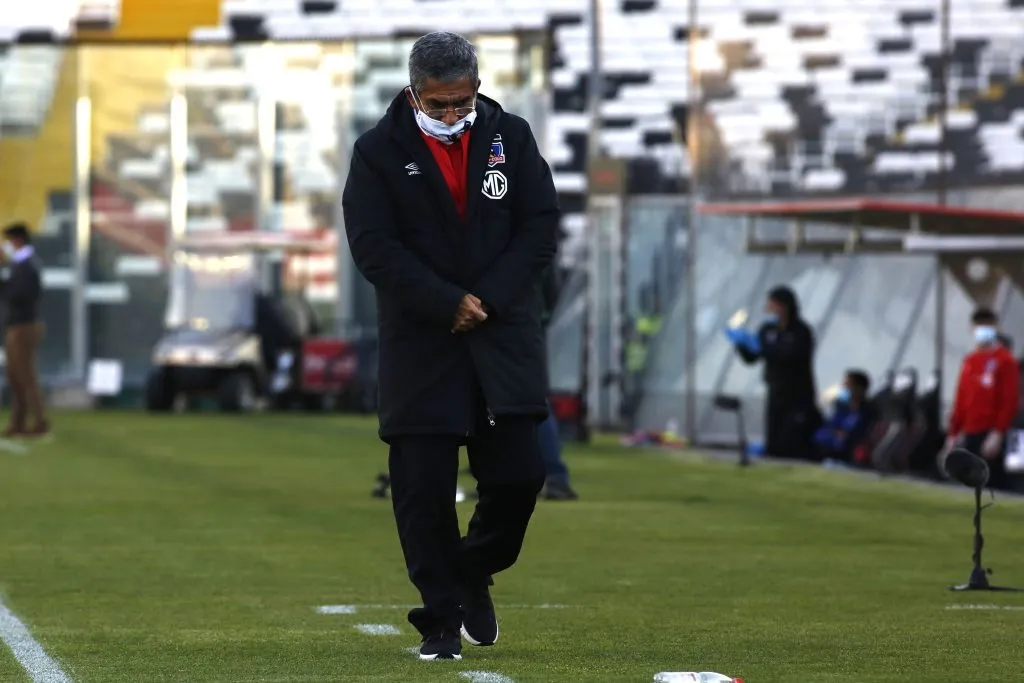 Gualberto Jara fue el último DT despedido de Colo Colo en 2020. Foto: Marcelo Hernandez/Photosport