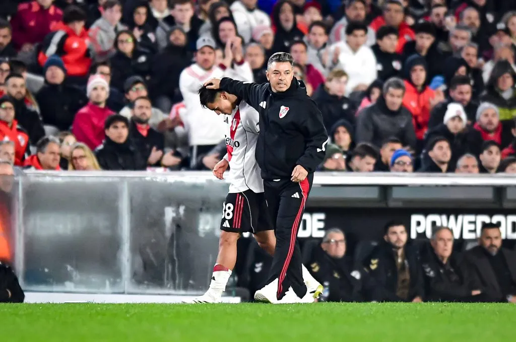 Marcelo Gallardo felicita al joven Ian Subiabre, uno de los que ganó el lugar a Gonzalo Tapia. (Marcelo Endelli/Getty Images).