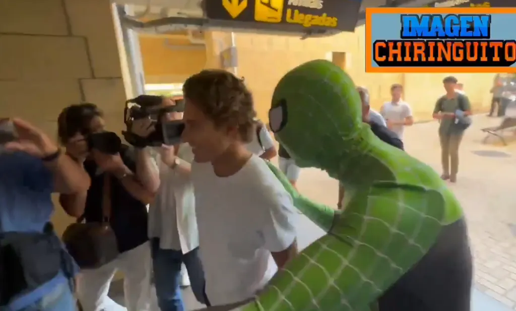 La novedosa recepción a Rodrigo Riquelme. (Captura El Chiringuito).