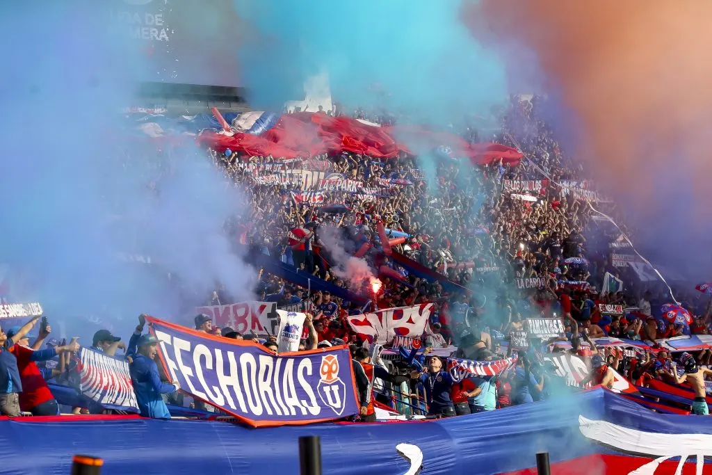 Colo Colo apunta los fuegos artificiales de la U que no fueron denunciados en el Superclásico. Foto: Pepe Alvujar/Photosport