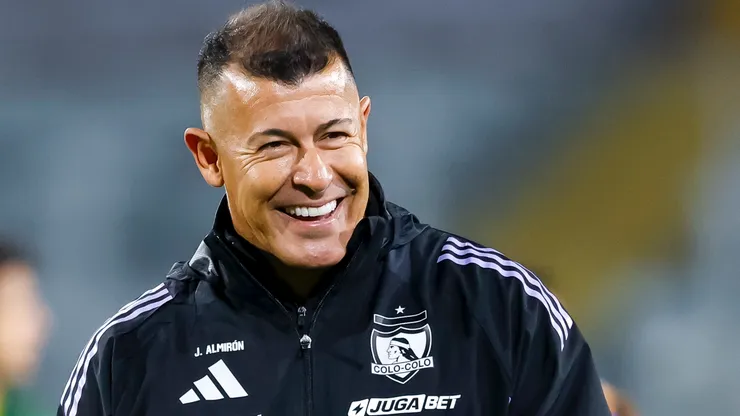 En su peor momento en Colo Colo, Jorge Almirón vuelve a sonreir.