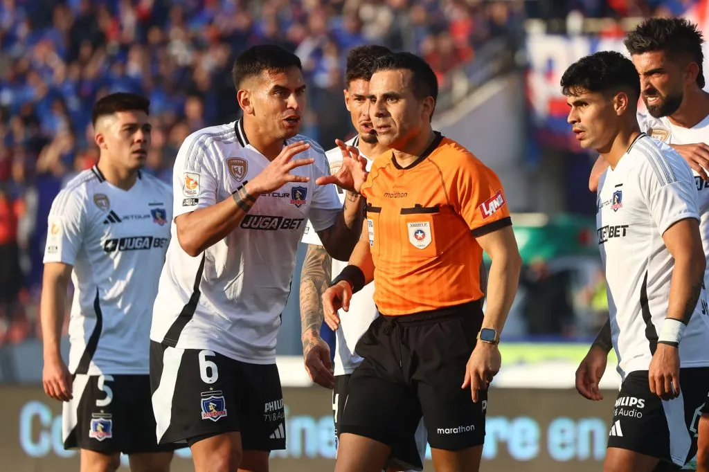 Caamaño pega por reclamos de Colo Colo por los penales de la U en el Superclásico: “no se saben el reglamento”.