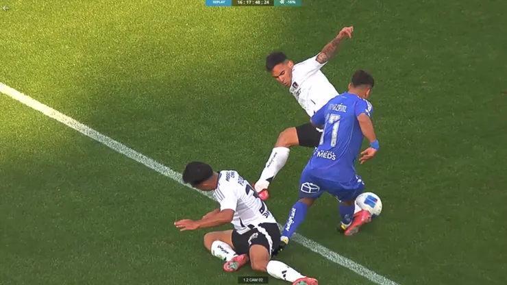 La falta que revisó el VAR en el Superclásico.