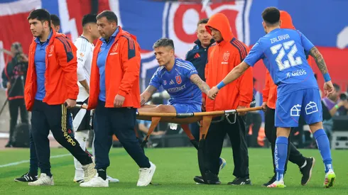 Charles Aránguiz salió lesionado en el Superclásico.