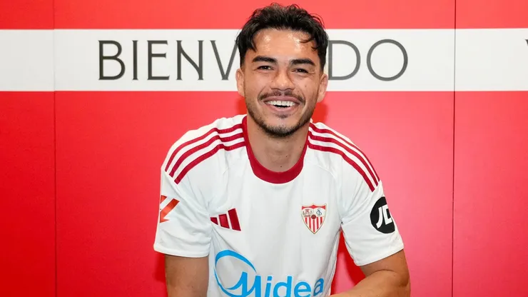 Gabriel Suazo se luce con la camiseta de Sevilla.