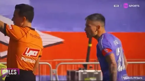 Charles Aránguiz se fue con todo contra Claudio Aquino.