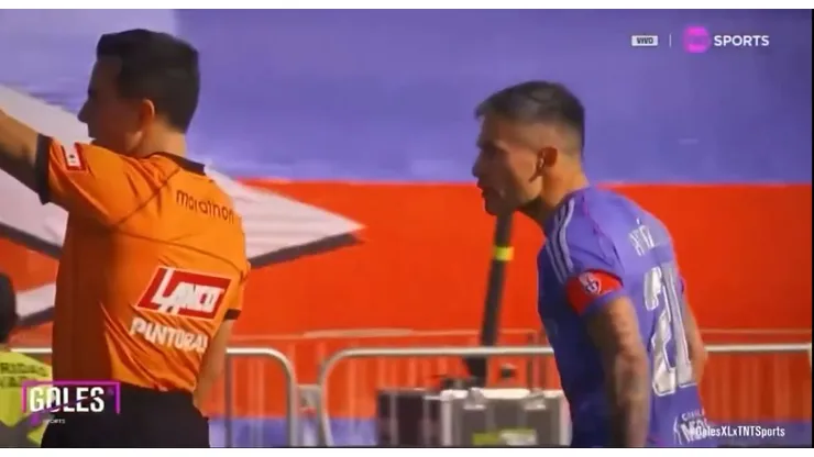 Charles Aránguiz se fue con todo contra Claudio Aquino.