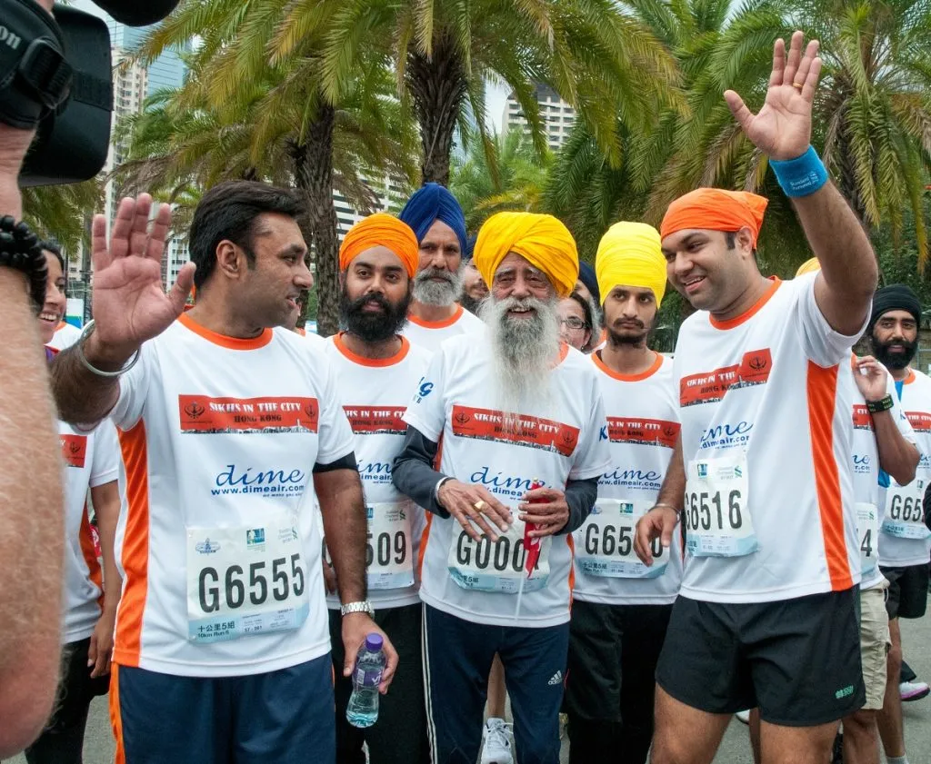 Fauja Singh, de 101 años, participa en la carrera de 10K durante el Maratón de Hong Kong 2013 (Getty Images).