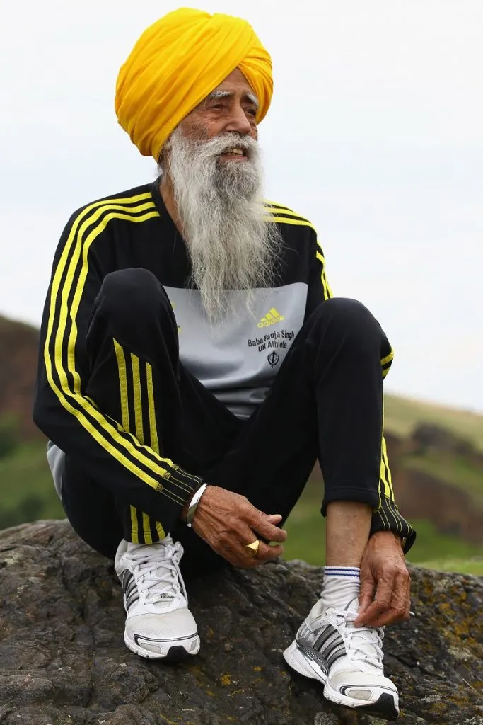 Fauja Singh posa tras ser la primera persona en entrar oficialmente en el Maratón de Edimburgo 2012 (Getty Images).