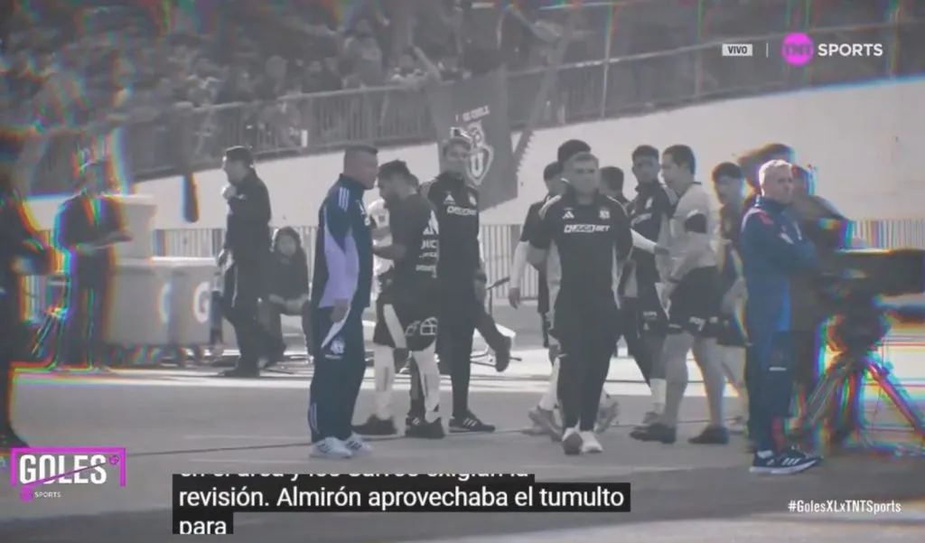 Jorge Almirón intenta calentar a Gustavo Álvarez, quien en todo momento le dio la espalda. Foto: TNT Sports.