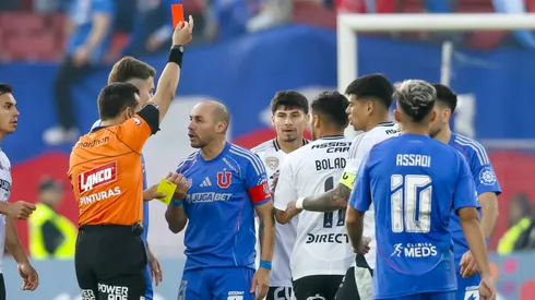 Marcelo Díaz reclama la expulsión a Piero Maza en el Superclásico.