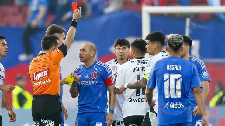 Marcelo Díaz reclama la expulsión a Piero Maza en el Superclásico.