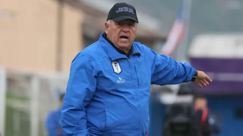 Un histórico DT prepara el gorro para volver a dirigir en el fútbol chileno.