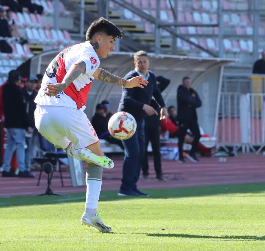 Matías Pérez en acción por Curicó Unido.