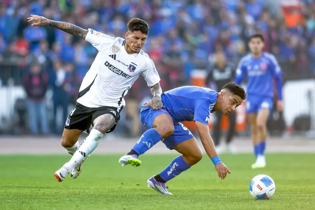Alan Saldivia tuvo visitas desde Brasil en el Superclásico entre Colo Colo y la U. Foto: Photosport.