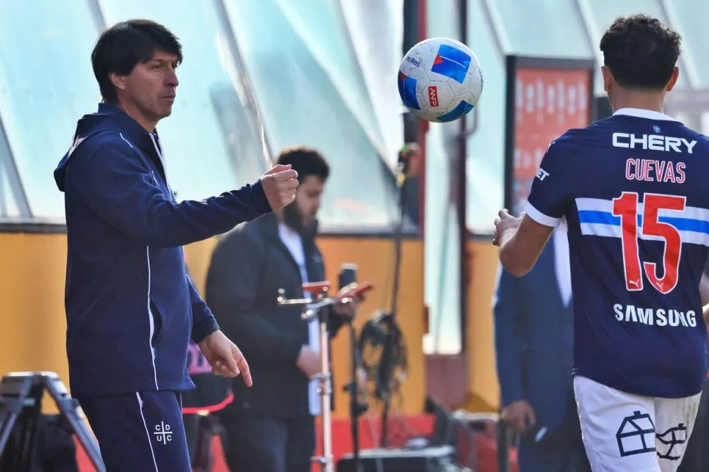 Daniel Garnero suma un triunfo y un empate al mando de Católica (Photosport)