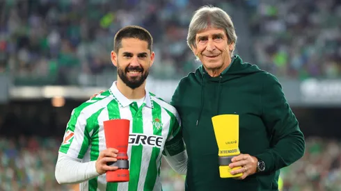 Uno de los regalones de Manuel Pellegrini lo llena de flores previo a la temporada 2025-26 con el Betis.