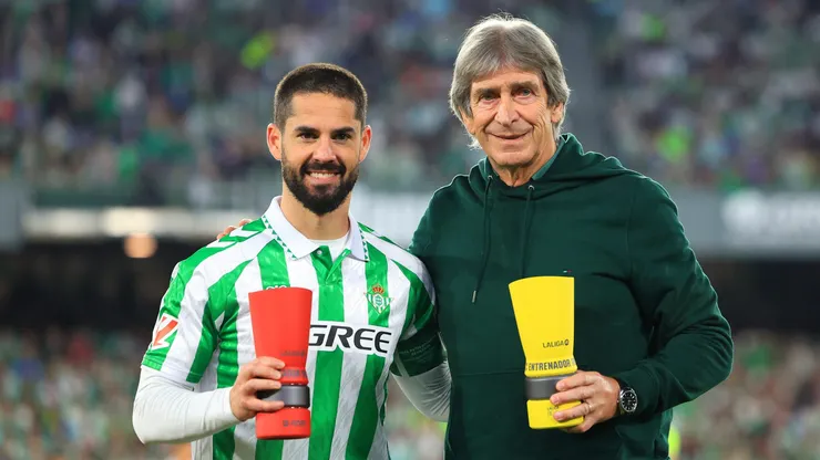 Uno de los regalones de Manuel Pellegrini lo llena de flores previo a la temporada 2025-26 con el Betis.