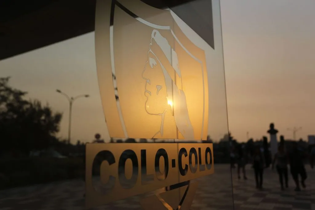 Tranquilidad en el estadio Monumental: ByN evitó que Omar Gárate registrara la marca Radio Colo Colo.