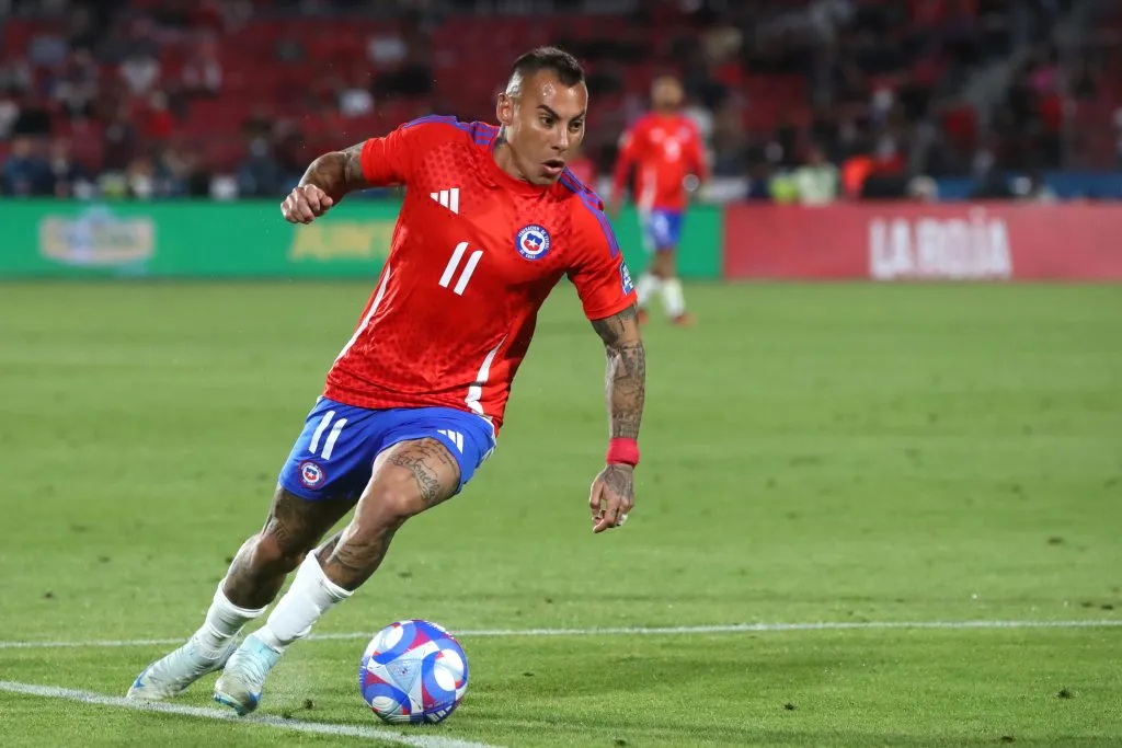 Eduardo Vargas en acción por la Roja. (Jonnathan Oyarzun/Photosport).