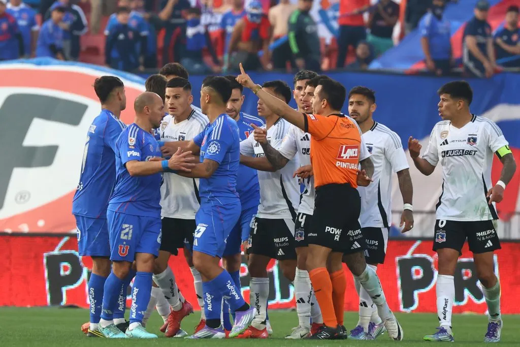 Para Johnny Herrera, Marcelo Díaz merecía un castigo mejor en la U. Foto: Photosport.