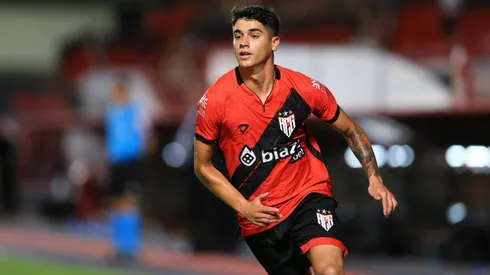 Ángelo Araos jugando por Atlético Goianiense.