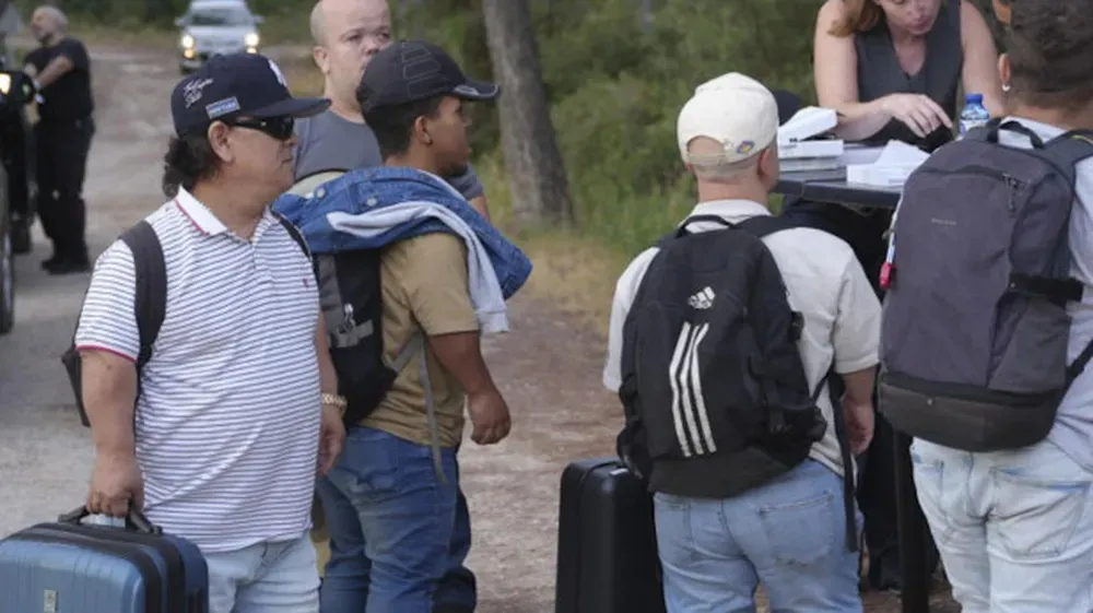 Personas con enanismo en el momento del ingreso a la fiesta privada de Lamine Yamal.