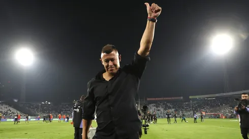 Jorge Almirón está muy cuestionado en Colo Colo, pero el plantel salió a defenderlo.