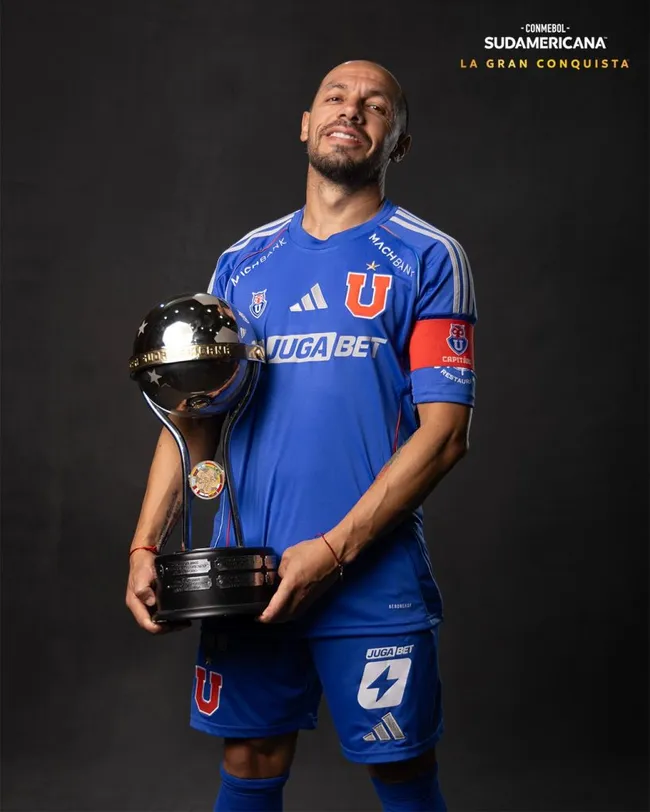 Marcelo Díaz con la Copa Sudamericana ganada por Universidad de Chile. | Foto: Conmebol.
