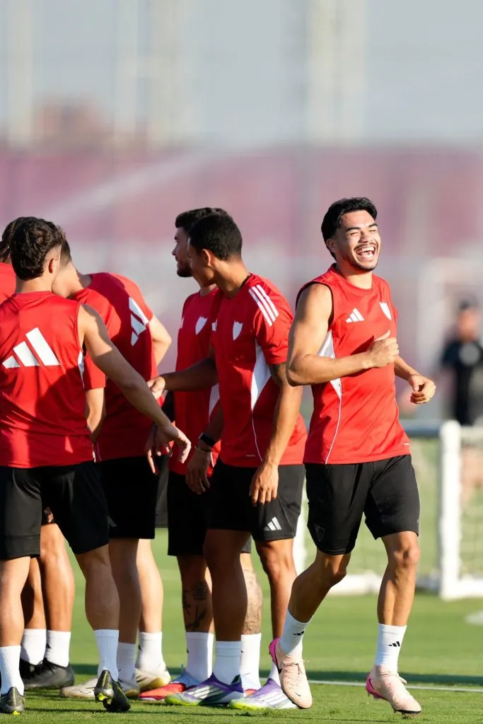 Gabriel Suazo entrenando con sus compañeros. Foto: Sevilla