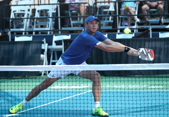 Personas de todas las edades pueden practicas pickleball – Getty