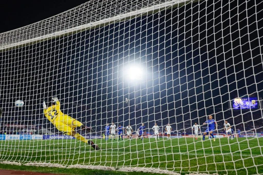 Charles Aránguiz abrió la cuenta de penal para U de Chile ante Guaraní (Photosport)