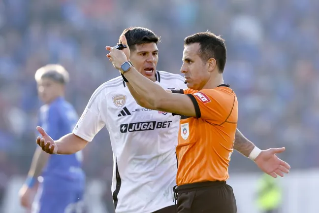 Esteban Pavez será baja ante La Serena en Colo Colo tras su expulsión en el Superclásico. | Foto: Photosport.