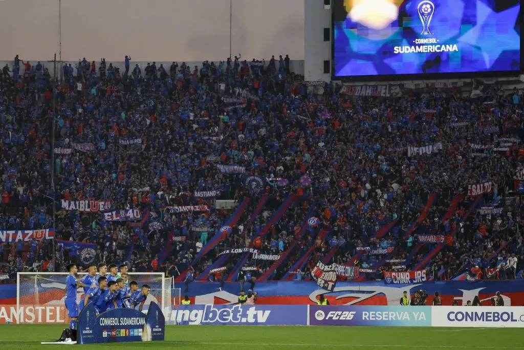 La Conmebol tomó nota de los fuegos artificiales lanzados por hinchas de Universidad de Chile. | Foto: Photosport.
