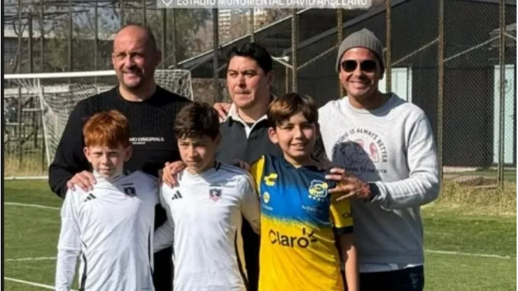 Tres emblemas de Colo Colo junto a sus hijos