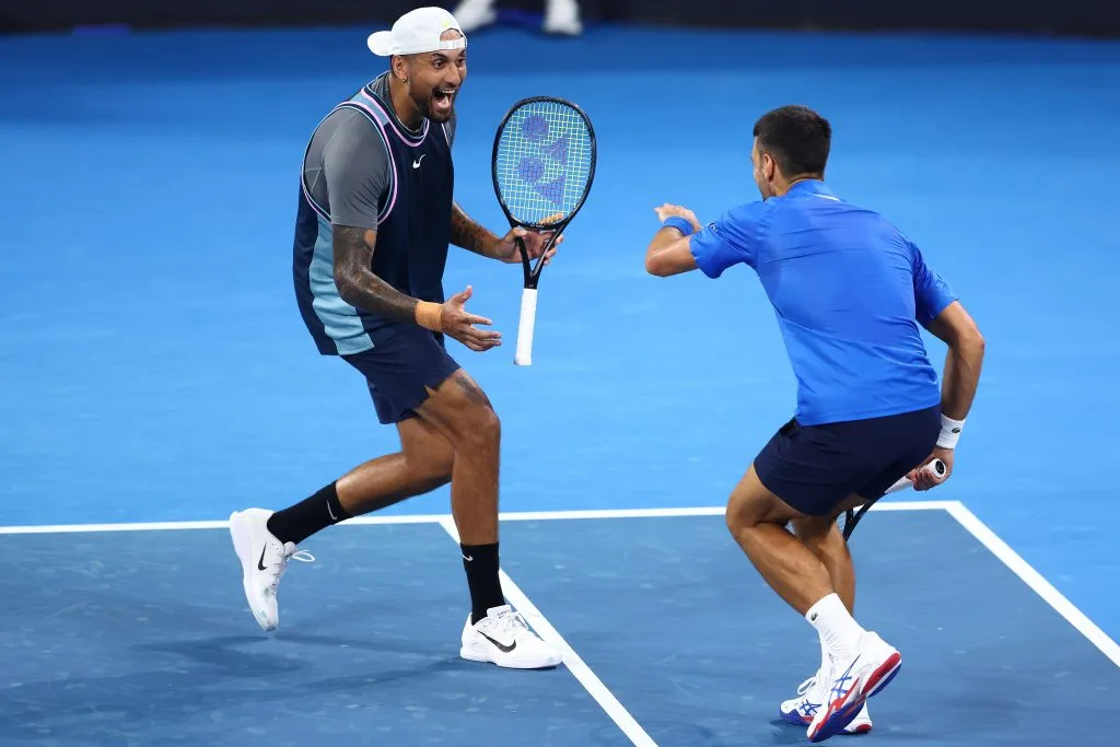 Kyrgios y Djokovic jugando en Brisbane. (Photo by Chris Hyde/Getty Images)