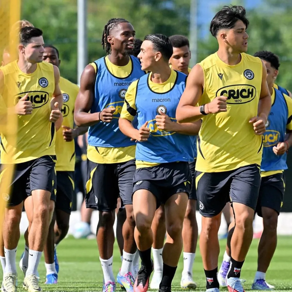 Damián Pizarro titular en el primer amistoso de Udinese y el detalle de sus calcetines con bandera chilena. (Foto: Udinese)