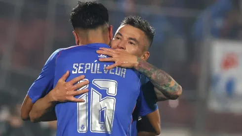 Matías Sepúlveda se abraza con Charles Aránguiz.