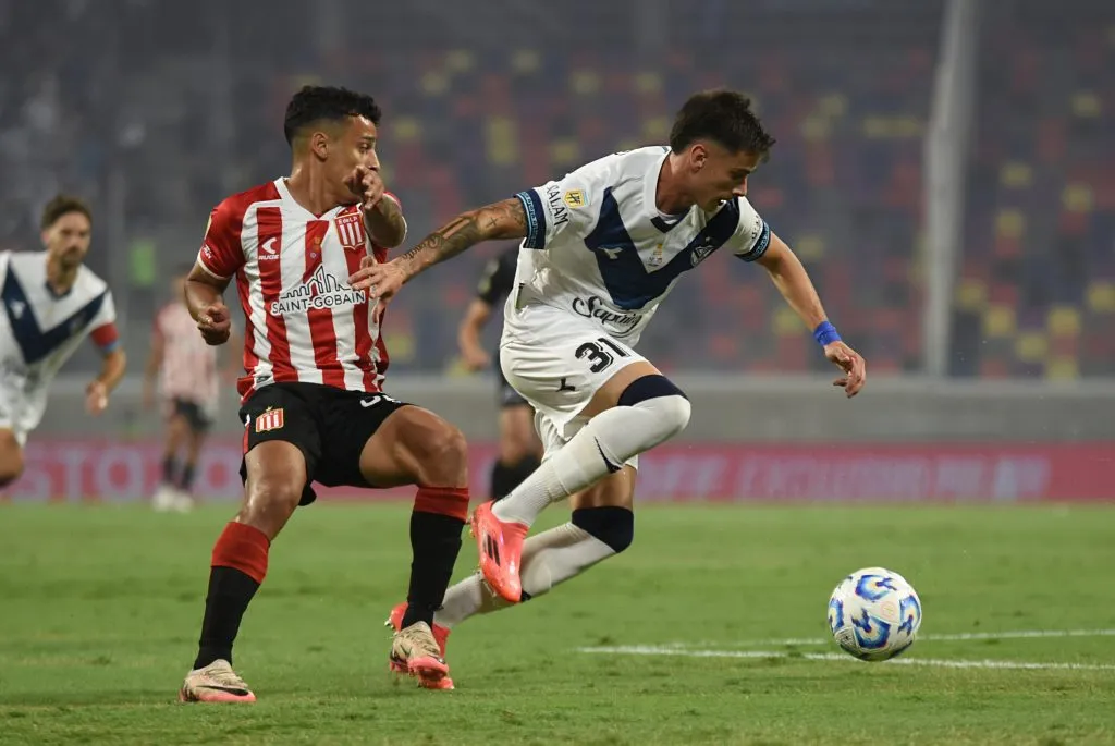 Valentín Gómez en un duelo ante Tiago Palacios. (Joaquín Camiletti/Getty Images).