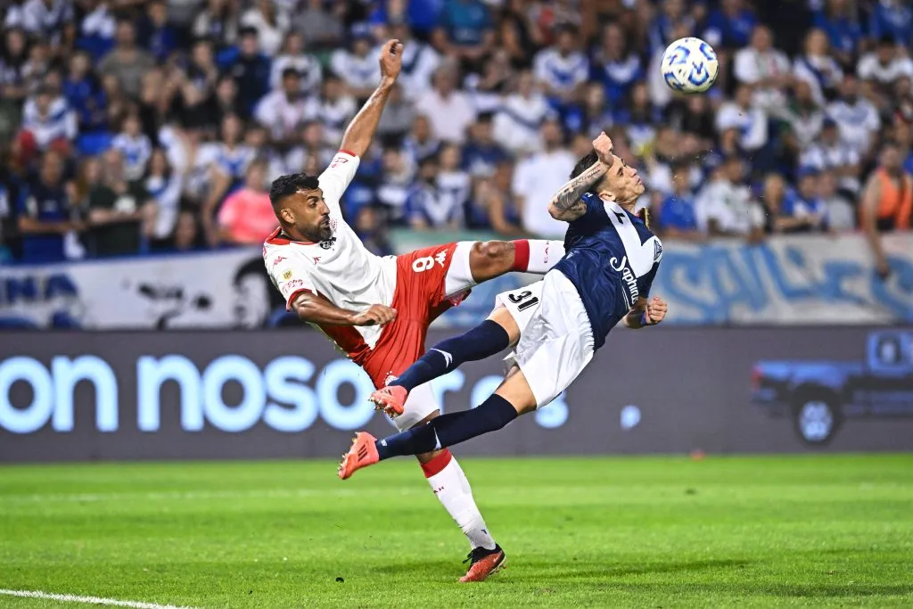 Valentín Gómez en acción ante Huracán. Despeja ante Ramón Ábila. (Rodrigo Valle/Getty Images).