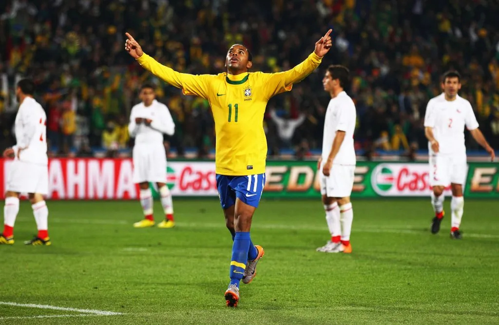 Robinho celebra contra Chile un gol en Sudáfrica 2010