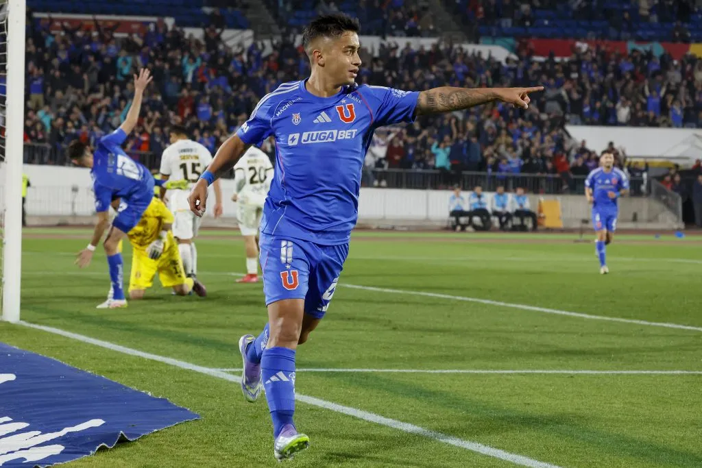 La celebración de Nicolás Guerra en honor a su compañero Felipe Salomoni. (Andres Pina/Photosport)