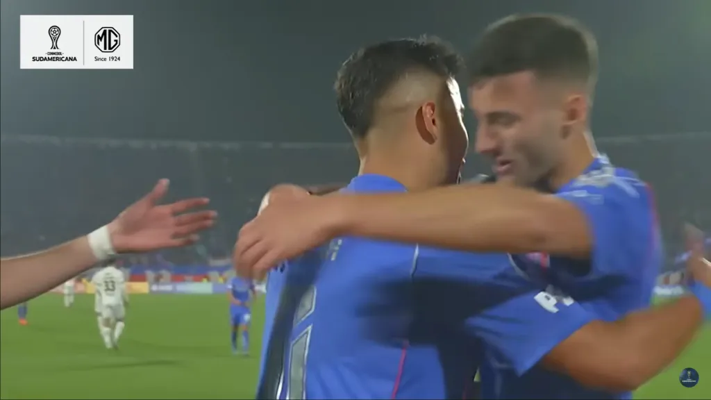 El abrazo de Salomoni con Guerra. (Captura Conmebol).