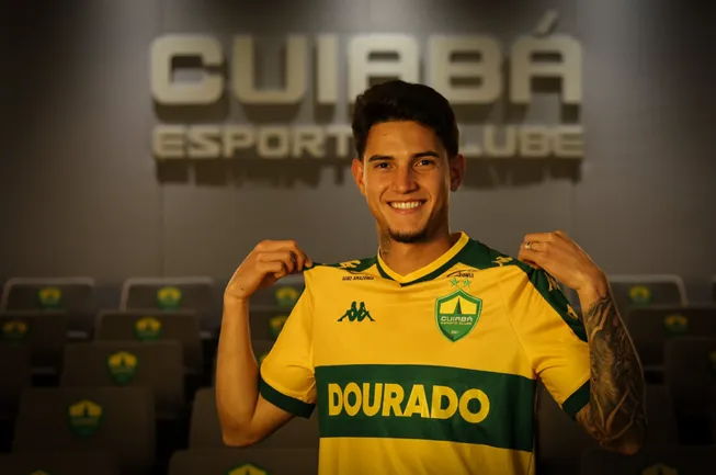 Jader Gentil luce la camiseta del Cuiabá EC en Brasil. (Foto: Cuiabá Esporte Clube).