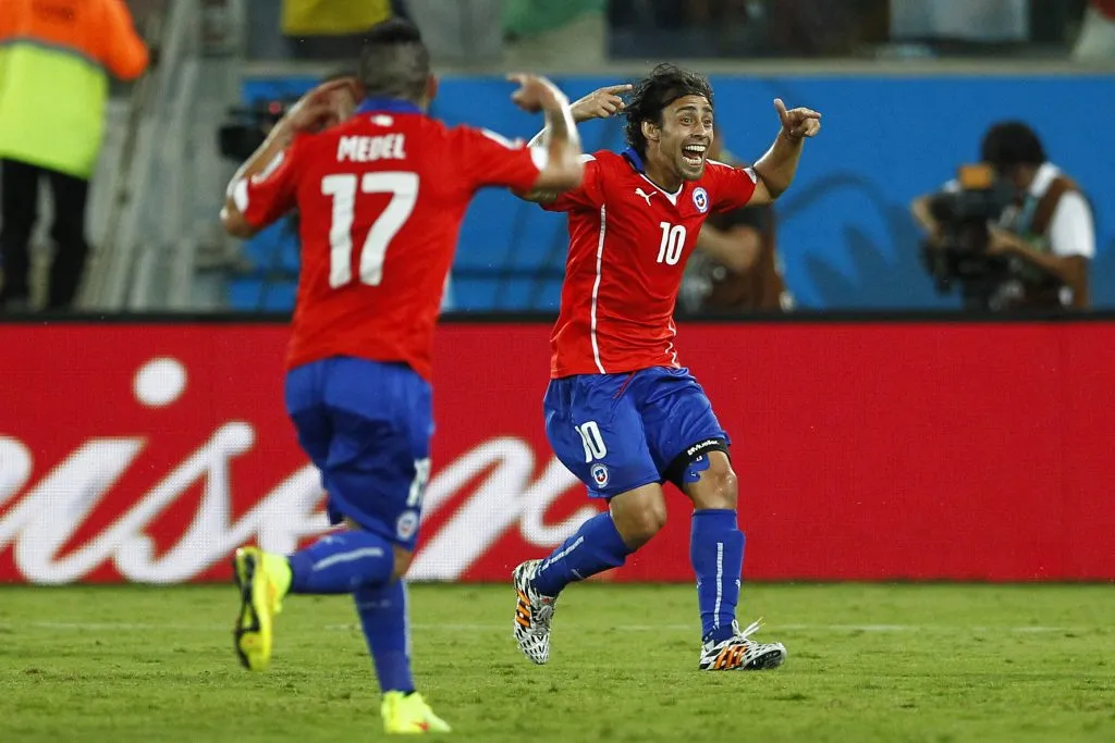 El festejo de Jorge Valdivia con Gary Medel ante Australia. (Marcelo Hernandez/Photosport).